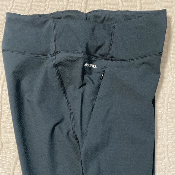 NWOT ASCEND JOGGERS, size small - Picture 6 of 8